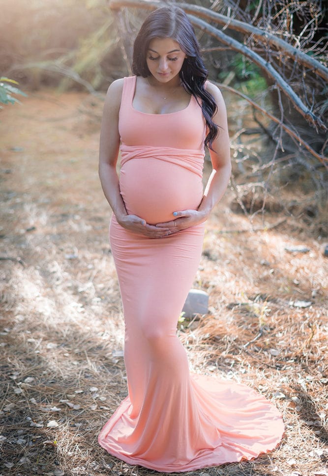 Sleeveless maternity gown with train